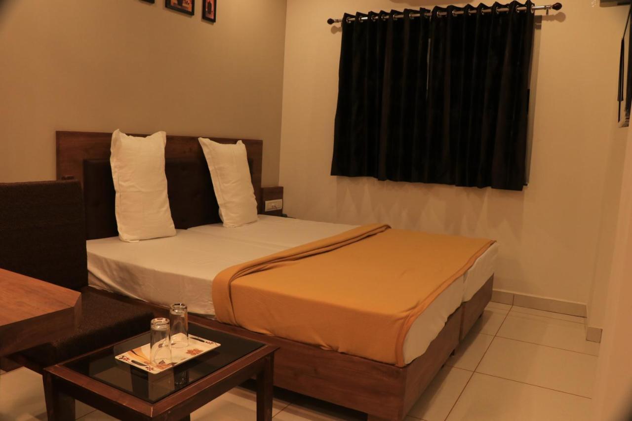 Hotel Viraj Residency Будж Екстериор снимка