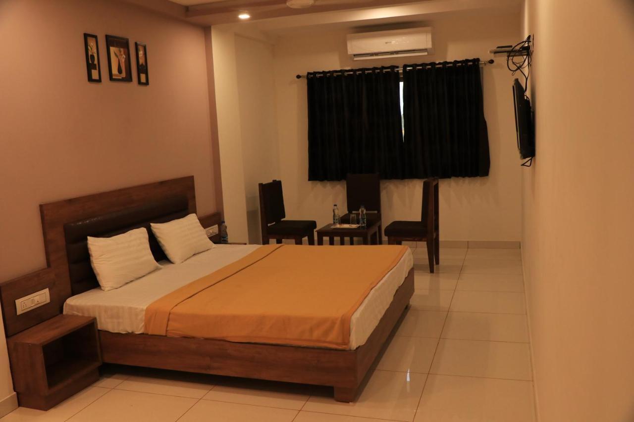 Hotel Viraj Residency Будж Екстериор снимка