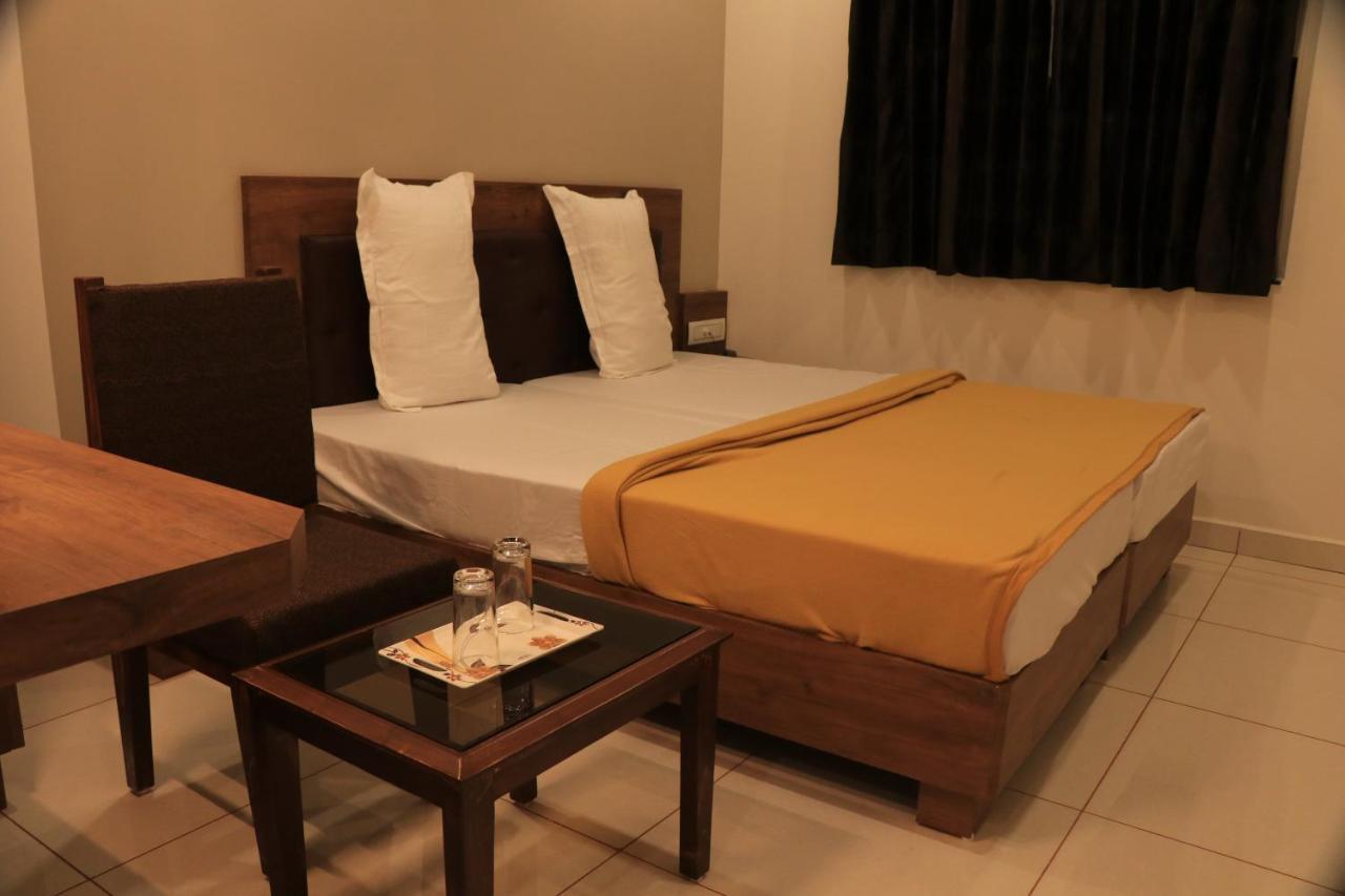 Hotel Viraj Residency Будж Екстериор снимка