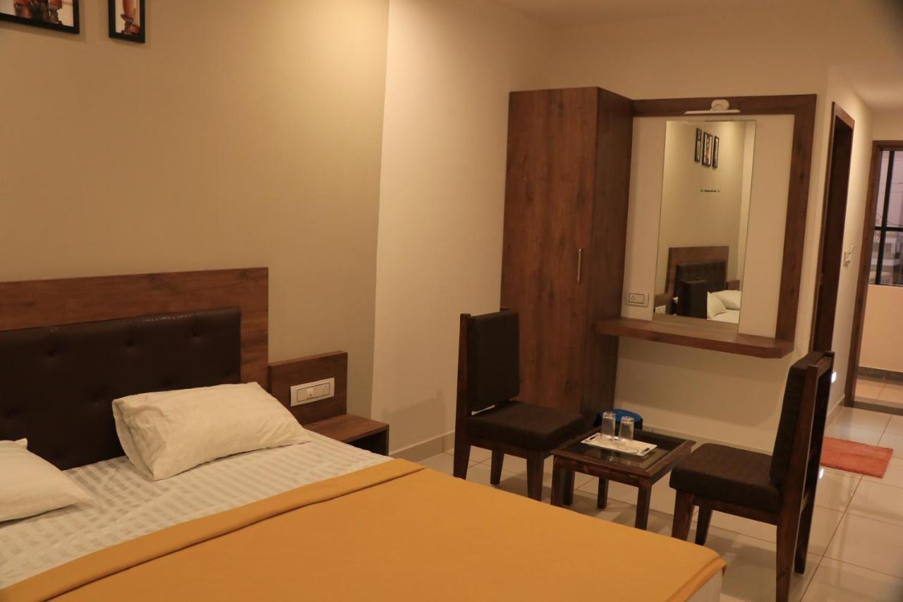 Hotel Viraj Residency Будж Екстериор снимка