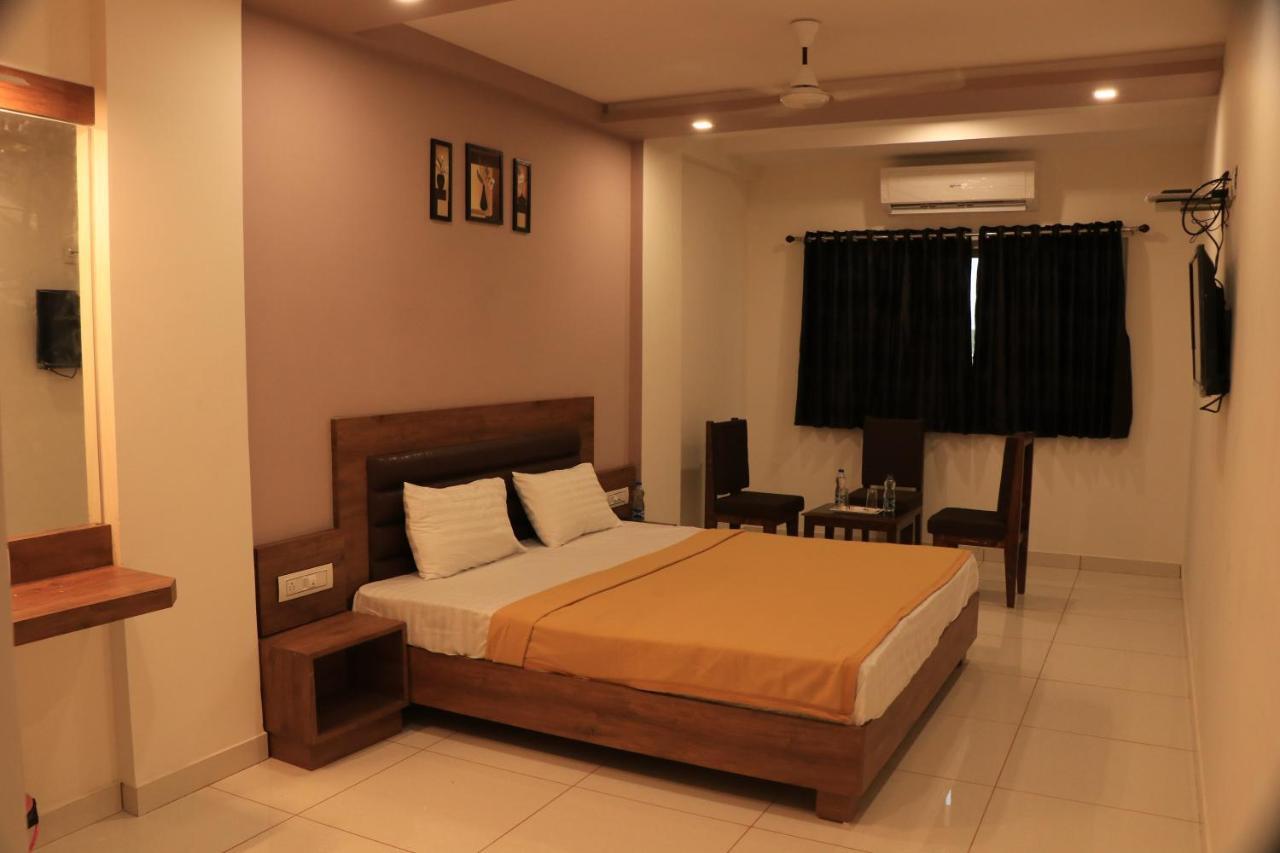 Hotel Viraj Residency Будж Екстериор снимка