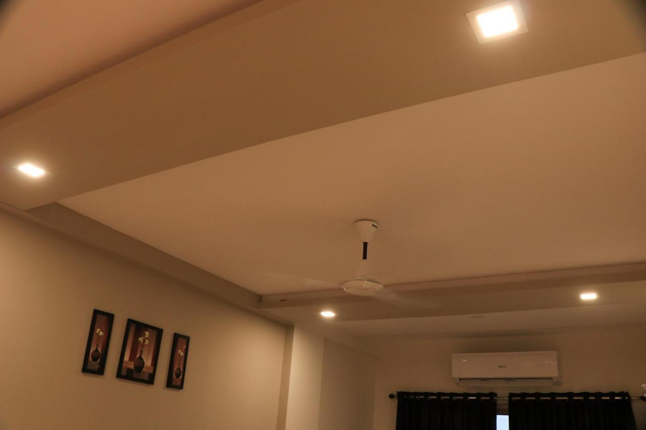 Hotel Viraj Residency Будж Екстериор снимка