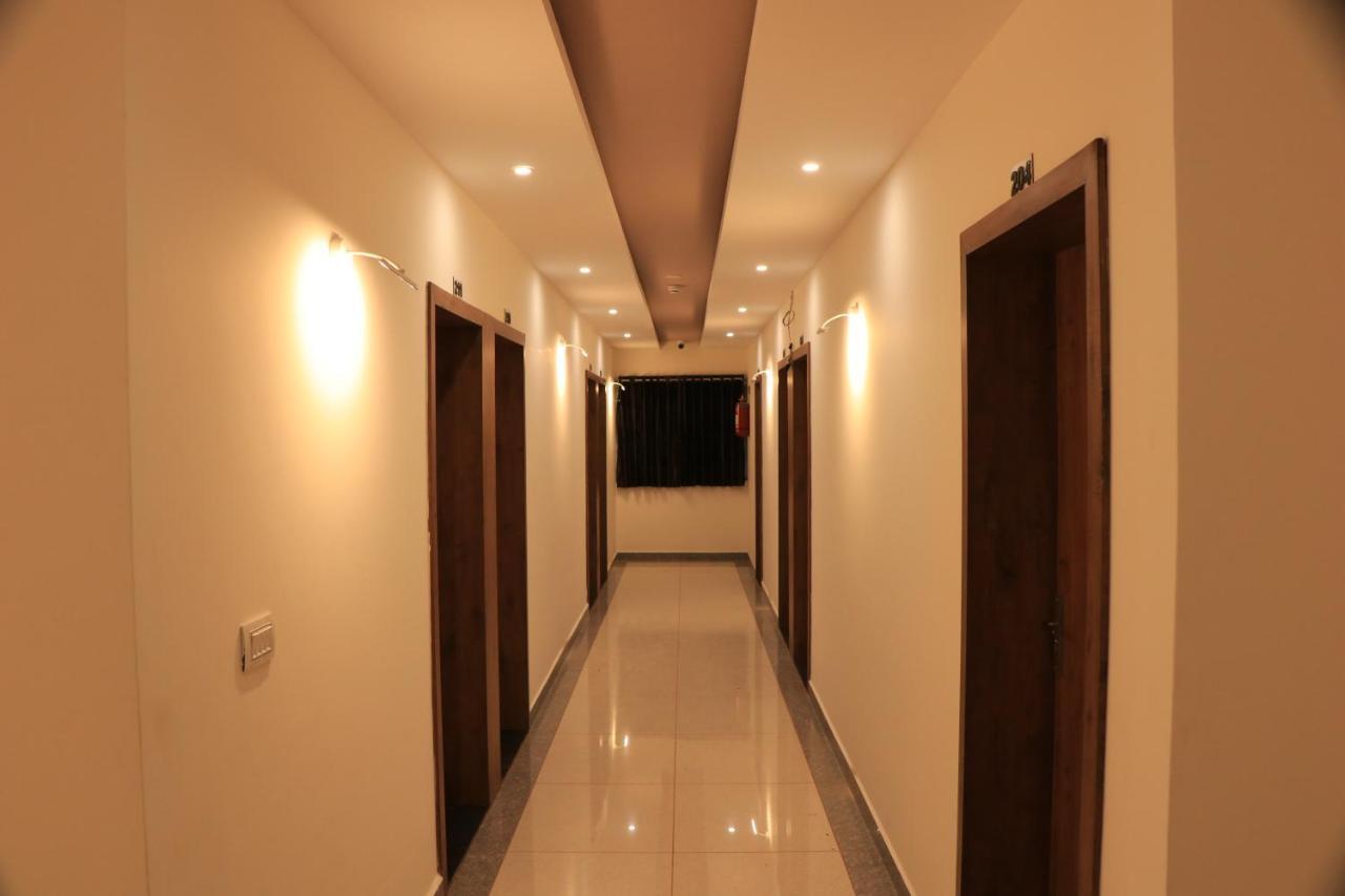 Hotel Viraj Residency Будж Екстериор снимка