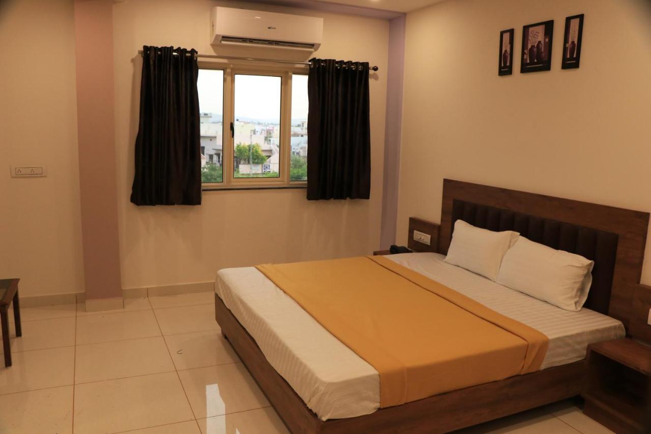 Hotel Viraj Residency Будж Екстериор снимка