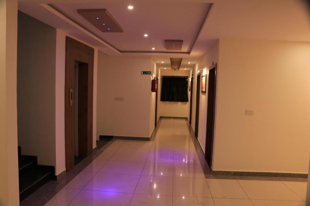 Hotel Viraj Residency Будж Екстериор снимка