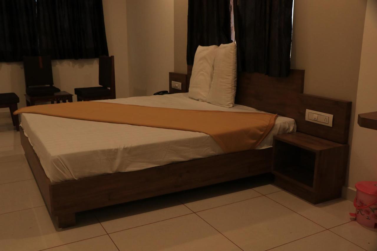 Hotel Viraj Residency Будж Екстериор снимка