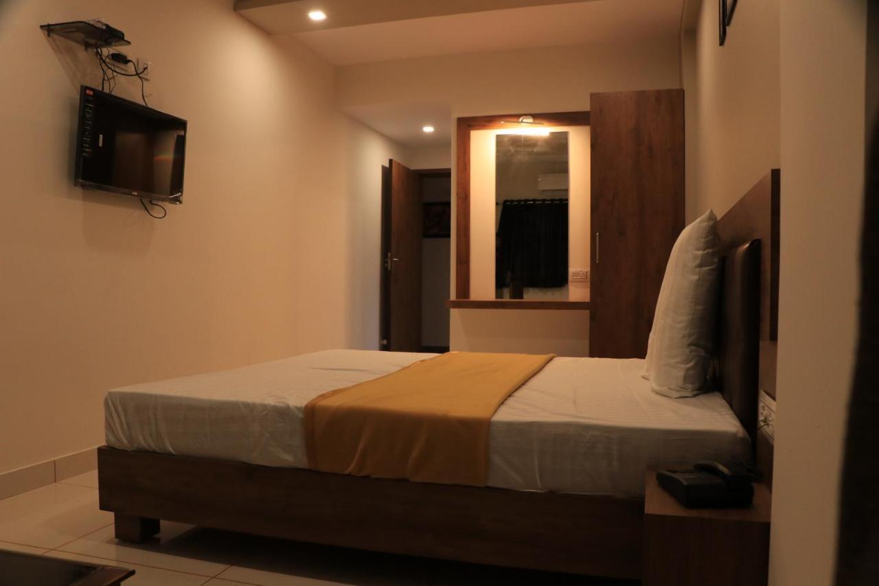 Hotel Viraj Residency Будж Екстериор снимка