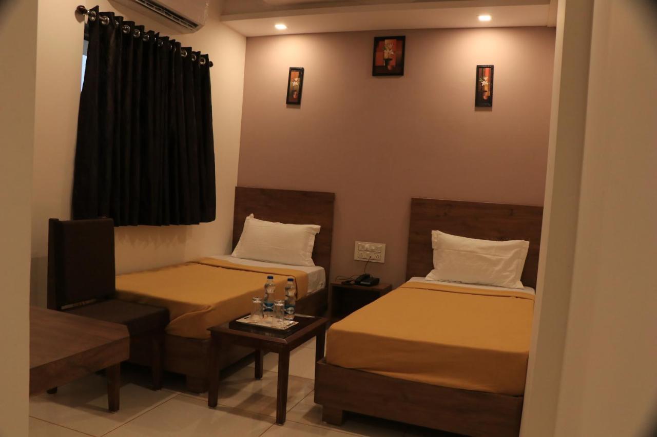 Hotel Viraj Residency Будж Екстериор снимка