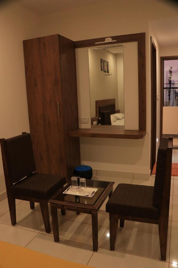 Hotel Viraj Residency Будж Екстериор снимка