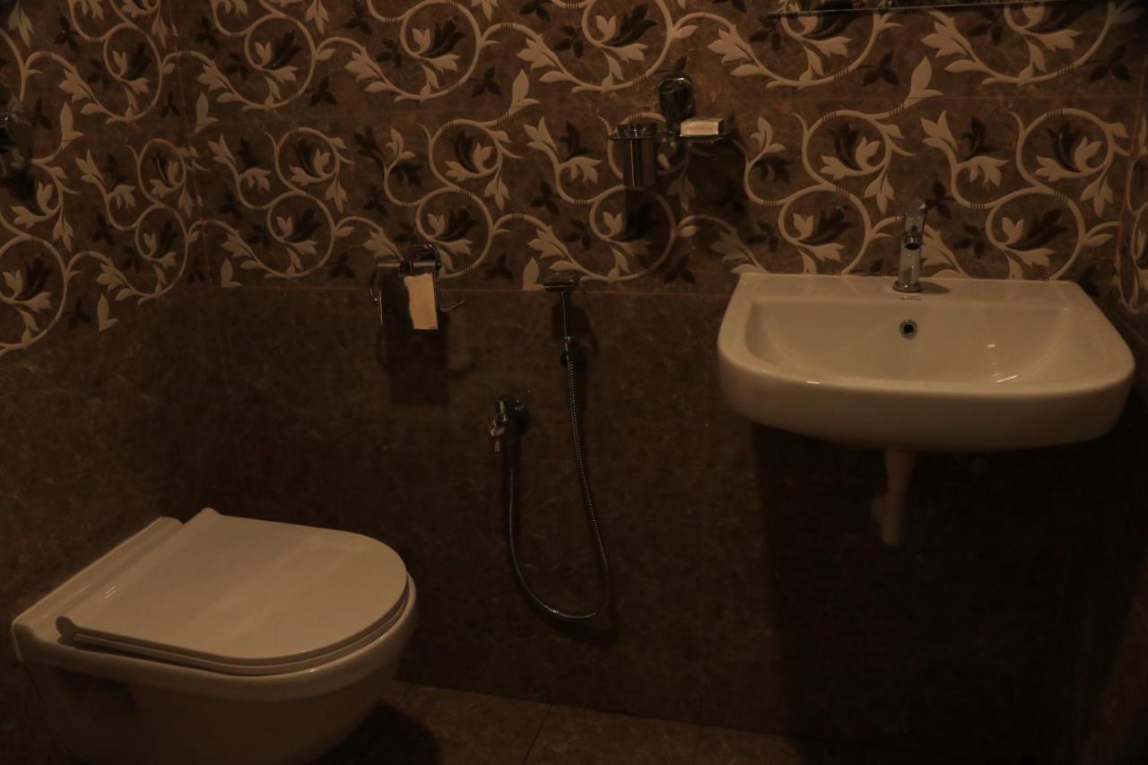 Hotel Viraj Residency Будж Екстериор снимка