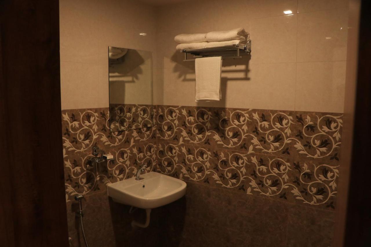 Hotel Viraj Residency Будж Екстериор снимка