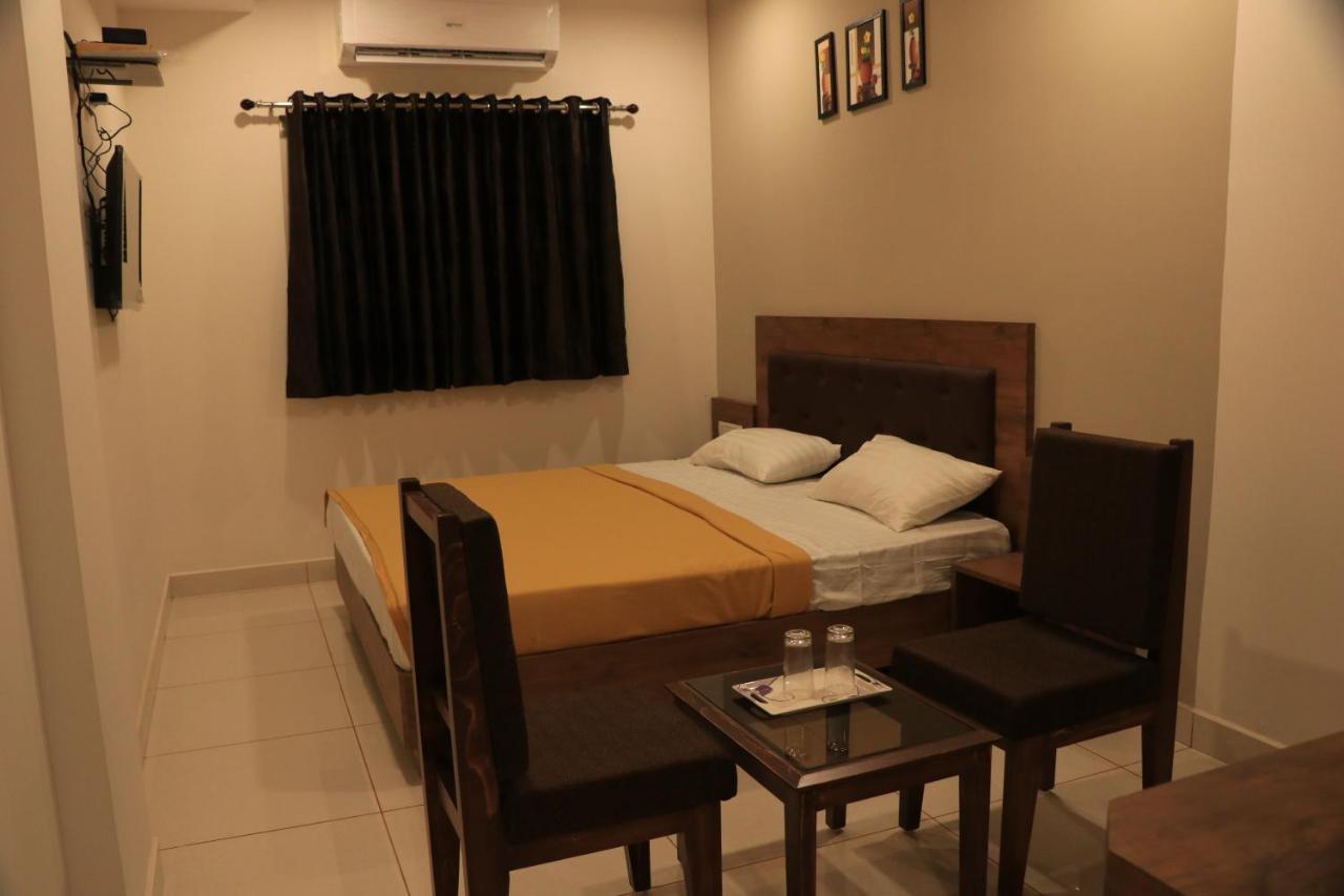Hotel Viraj Residency Будж Екстериор снимка