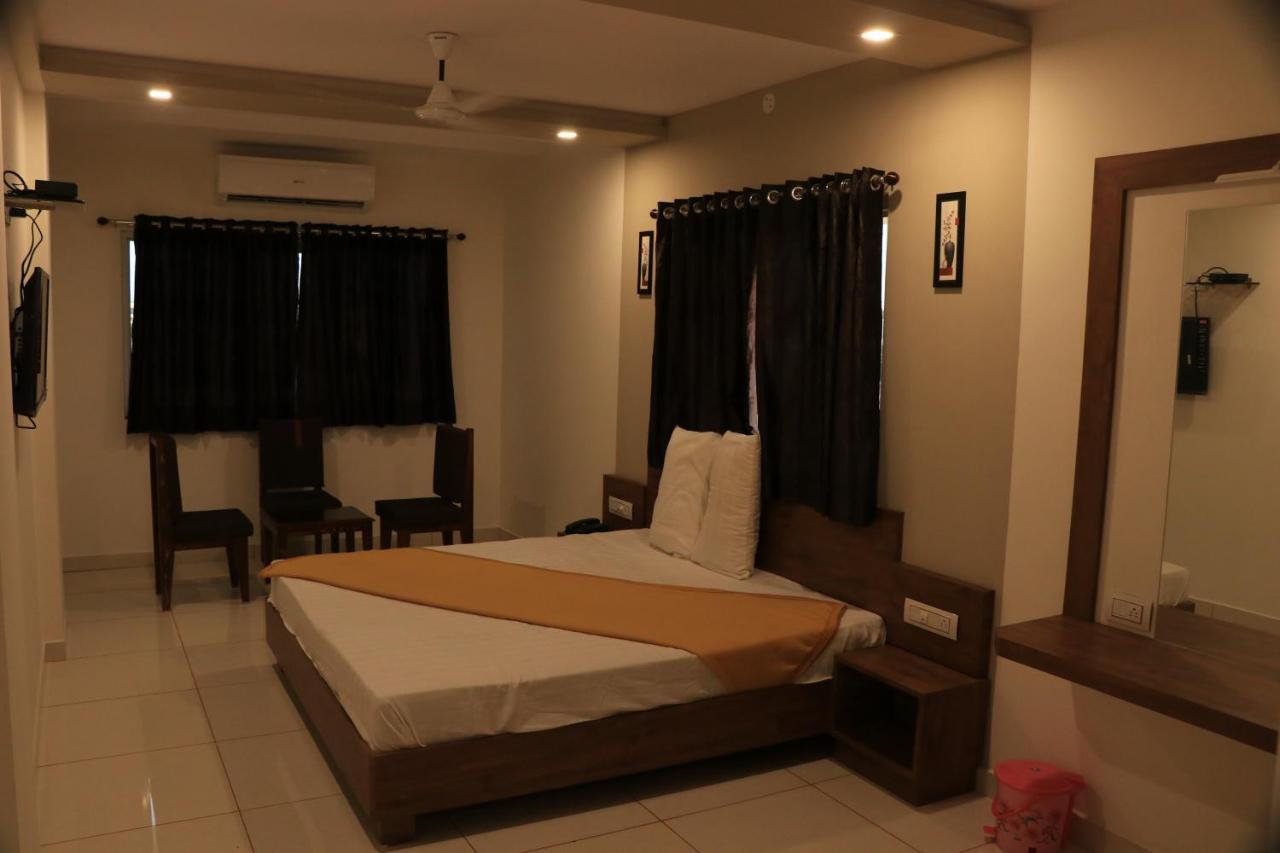 Hotel Viraj Residency Будж Екстериор снимка